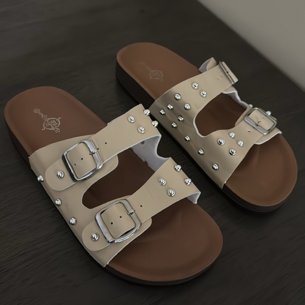 Sole Mates Women's Cream Studded 2 Bluckle Sandals Women's Sz 10 NWOT - Picture 2 of 9